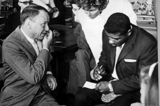 Frank Sinatra var en av Tejpars bekanta. Här syns han med boxaren Flöoyd Patterson i Stockholm 1964. Frank Sinatra var en av Tejpars bekanta. Här syns han med boxaren Flöoyd Patterson i Stockholm 1964.