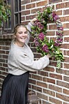 Den här ljuvliga kransen är återhållsamt stram på en tredjedel och får vara rufsig på resten.