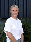 Gabriella arbetar som väktare.