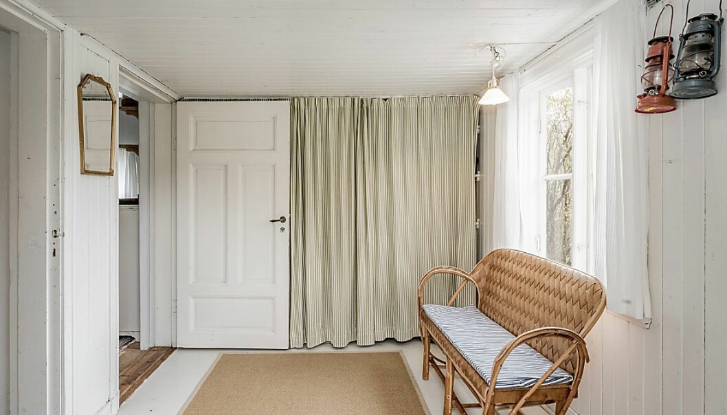 Det första man möts av i det mysiga torpet är för sin storlek en rymlig hall.