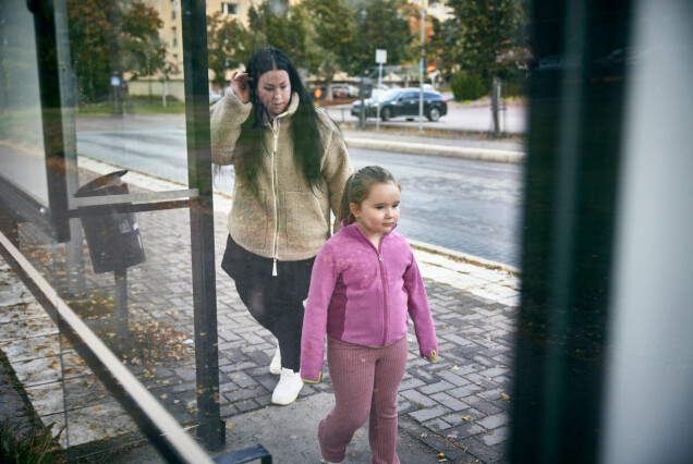 Sandra och Alicia vid en busshållsplats hemma i Västerås. Sandra och Alicia vid en busshållsplats hemma i Västerås.