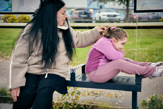 Även om det är bättre idag blir Alicia fortfarande lite rädd när en moped åker förbi, berättar mamma Sandra. Även om det är bättre idag blir Alicia fortfarande lite rädd när en moped åker förbi, berättar mamma Sandra.
