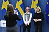 Melinda Jacobs tillsammans med tidigare socialministern Lena Hallengren efter en pressträff i februari. Vid pressträffen presenterade dåvarande regeringen de föreslagna lagändringarna i samband med Lex lilla hjärtat.