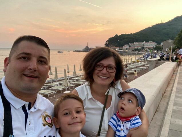 Pappa Milos och mamma Paula har ingen familj i Sverige så de reser gärna till Paulas föräldrar i Tjeckien med barnen. Pappa Milos och mamma Paula har ingen familj i Sverige så de reser gärna till Paulas föräldrar i Tjeckien med barnen.