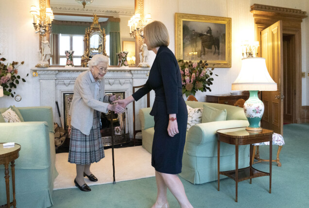 Drottningen träffade Liz Truss, och välkomnade henne till jobbet som premiärminister, vid en audiens på Balmoral castle den 6 september 2022. Liz avgick efter bara 45 dagar på posten. På bilden syns alltså Storbritanniens historiskt längst sittande monark och kortast sittande premiärminister. Drottningen träffade Liz Truss, och välkomnade henne till jobbet som premiärminister, vid en audiens på Balmoral castle den 6 september 2022. Liz avgick efter bara 45 dagar på posten. På bilden syns alltså Storbritanniens historiskt längst sittande monark och kortast sittande premiärminister.
