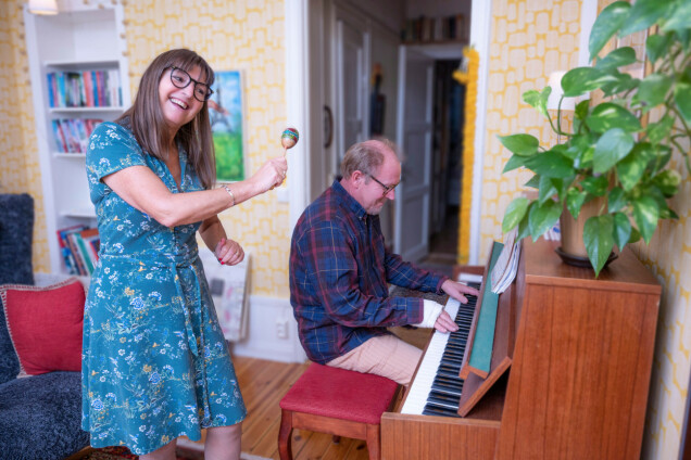 Janne spelar på pianot som Marie-Louise haft sedan hon var barn. Varje jul sätter hon sig vid tangenterna och spelar Stilla natt. Janne spelar på pianot som Marie-Louise haft sedan hon var barn. Varje jul sätter hon sig vid tangenterna och spelar Stilla natt.