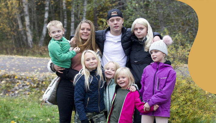 Sexbarnsmamman Emmas lägenhet brann ner, men systerbarnen Kevin och Ebba hann få ut alla sina små kusiner. Sexbarnsmamman Emmas lägenhet brann ner, men systerbarnen Kevin och Ebba hann få ut alla sina små kusiner.
