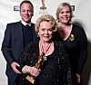 Fr.v. Kiefer Sutherland, Shirley Douglas (mamma) och Rachel Sutherland.
