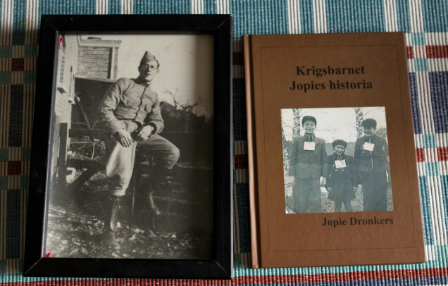 Först som 81-åring fick Jopie veta vad som hänt pappa Johannes. Han dog 1944 och begravdes i tyska Grossberen. Först som 81-åring fick Jopie veta vad som hänt pappa Johannes. Han dog 1944 och begravdes i tyska Grossberen.