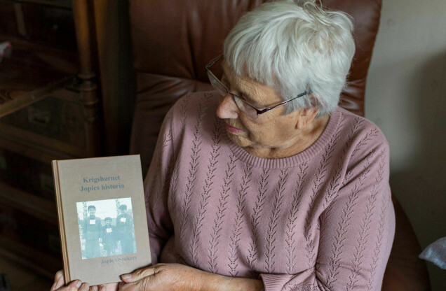 ”Det är inte lätt för en 83-åring att veta hur man ger ut en bok, men jag har många vänner som hjälpt mig”, säger Jopie. ”Det är inte lätt för en 83-åring att veta hur man ger ut en bok, men jag har många vänner som hjälpt mig”, säger Jopie.