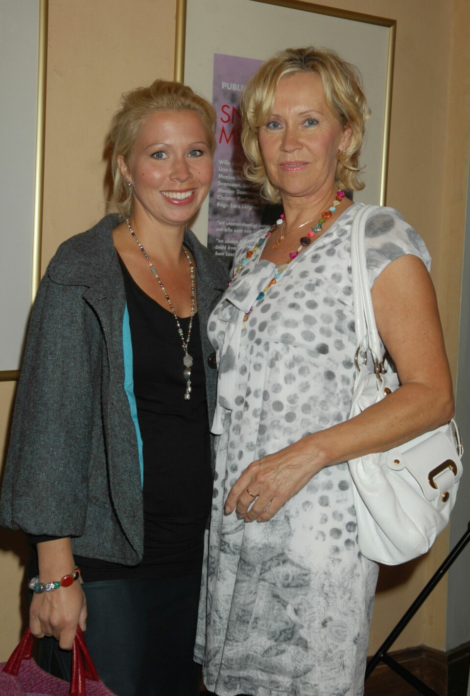 Linda Ulvaeus på röda mattan-vimmel tillsammans med mamma Agnetha Fältskog år 2009. Linda Ulvaeus på röda mattan-vimmel tillsammans med mamma Agnetha Fältskog år 2009.
