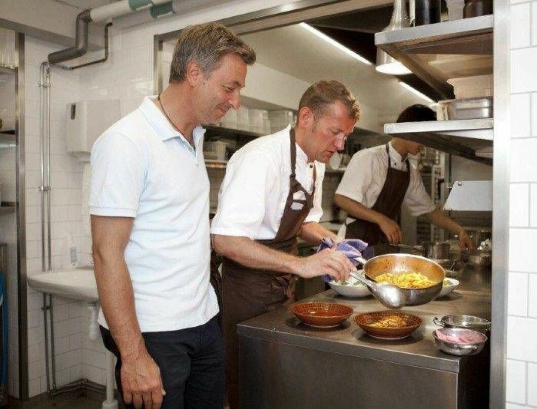 I kaféets kök lägger köksmästaren Andrew Eves upp dagens lunch på tallrikar för servering. Tareq Taylor och Andrew Eves