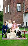 I julhelgen får vi se Pia i Stjärnorna på slottet, tillsammans med Jon-Henrik Fjällgren, Lars Lerin, Anja Lundquist och Carolina Gynning. Inspelningen gjordes på Bäckaskogs slott i Skåne i somras.