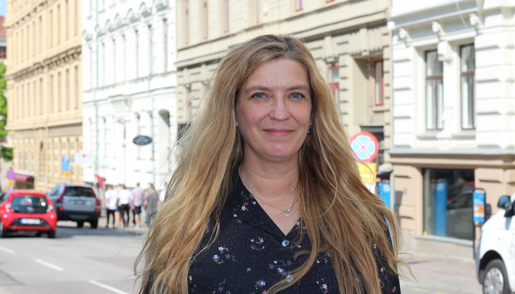 Till vänster, Magdalena Petersson McIntyre, forskare vid Centrum för konsumtionsvetenskap, Göteborgs universitet, till höger en kvinna som synar ett plagg.
