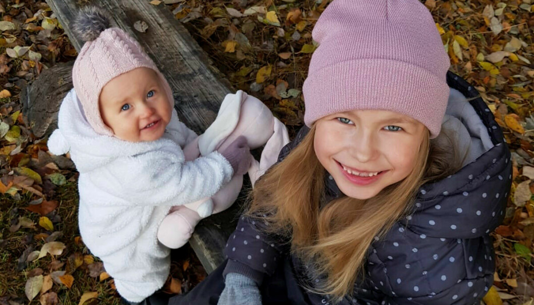 Den 7 juli överfölls 9-åriga Luna på väg hem från fritids och på ett ögonblick förändras hela familjens liv. Här med lillasyster Ylva. 9-åriga Luna har på sig en rosa mössa, tillsammans med sin lillasyster Ylva.