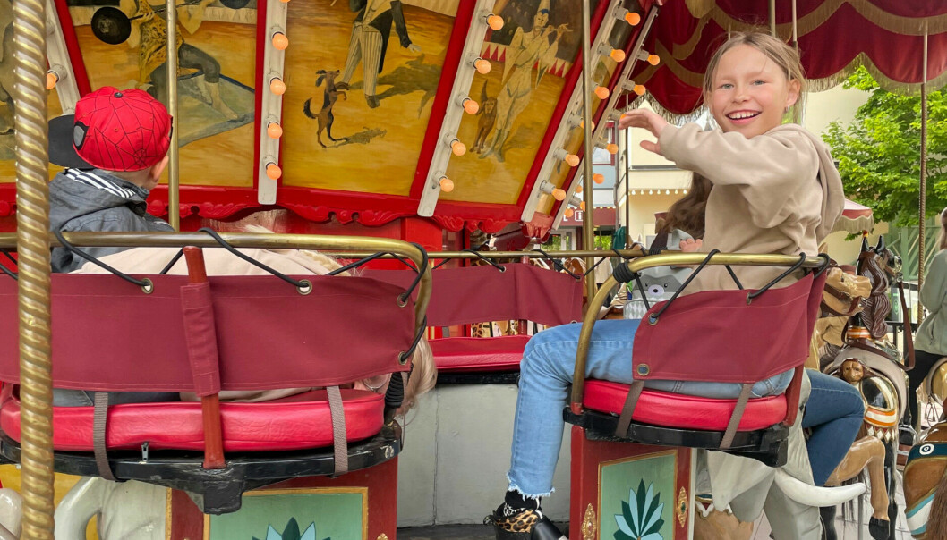 ”Jag tittade på en bild häromdagen av mig och Luna när vi var på Gröna Lund i våras. Både hon och jag var helt andra då än dem vi är i dag.” säger Emma. 9-åriga Luna sitter på en karusell på Gröna Lund.