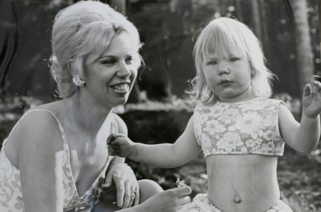Mamma Ingrid och Helene. Mamma Ingrid och Helene.