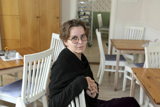 När Juniper började jobba på en fabrik ansträngde hon sig för att inte bete sig allt för kvinnligt. När Juniper började jobba på en fabrik ansträngde hon sig för att inte bete sig allt för kvinnligt.