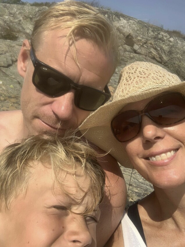 Anna Karolina tillsammans med maken Magnus och ena sonen Frank. Anna Karolina tillsammans med maken Magnus och ena sonen Frank.
