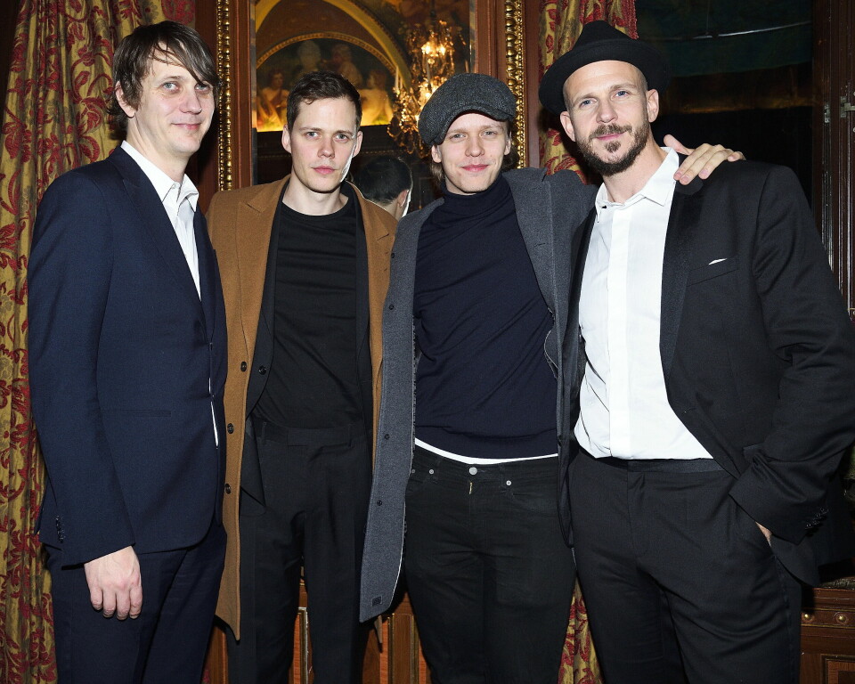 Fr.v. Sam Skarsgård, Bill Skarsgård, Valter Skarsgård och Gustaf Skarsgård. Det är sannerligen svårt att få en bild på ALLA Skargårdbröderna. Här ser vi tre av fyra bröder som valt att gå i pappa Stellans fotspår och satsa på en karriär som skådespelare. Fr.v. Sam Skarsgård, Bill Skarsgård, Valter Skarsgård och Gustaf Skarsgård. Det är sannerligen svårt att få en bild på ALLA Skargårdbröderna. Här ser vi tre av fyra bröder som valt att gå i pappa Stellans fotspår och satsa på en karriär som skådespelare.