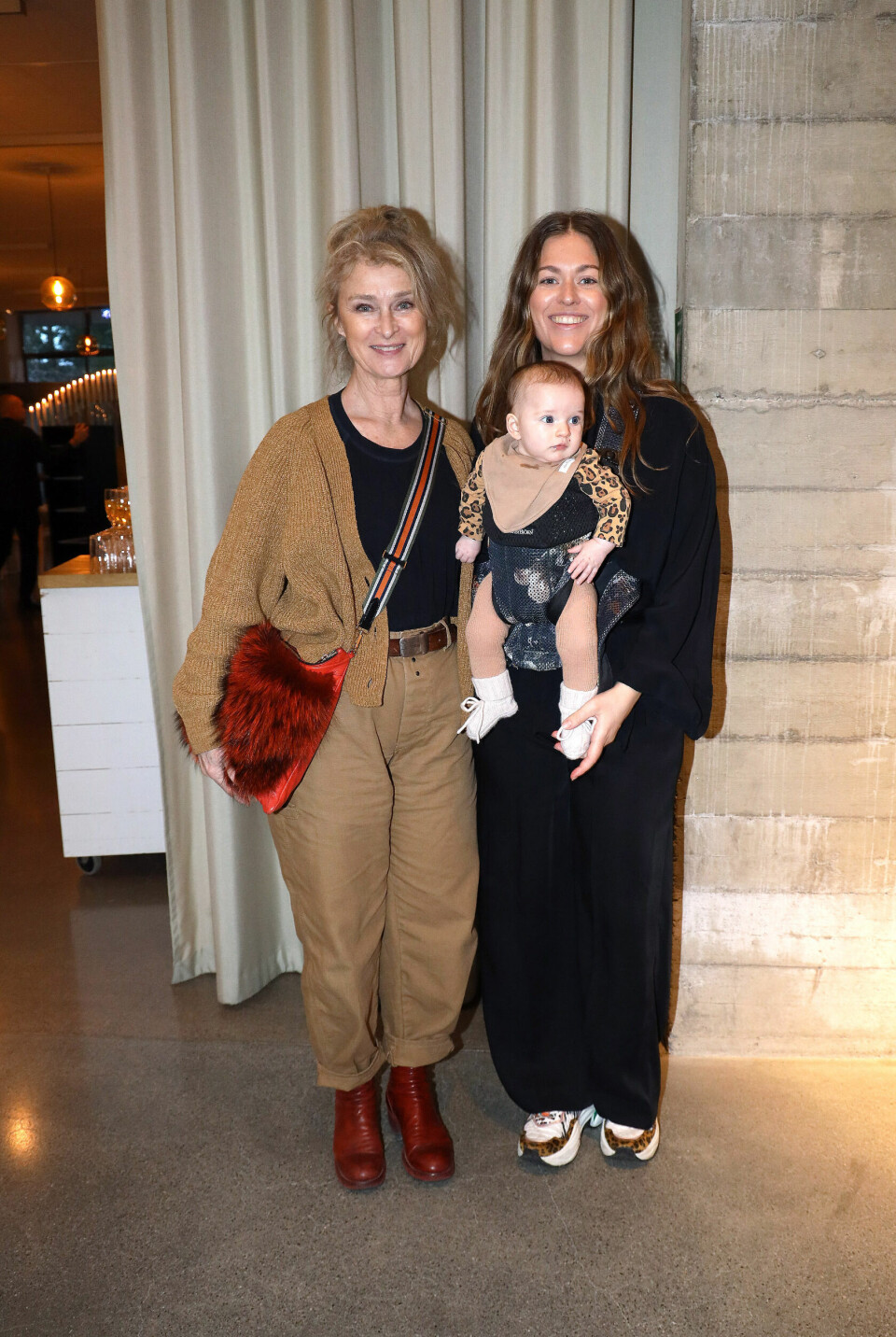 Lena Endre, dottern Rosanna och barnbarnet Aurora på vimmel. Lena Endre, dottern Rosanna och barnbarnet Aurora på vimmel.