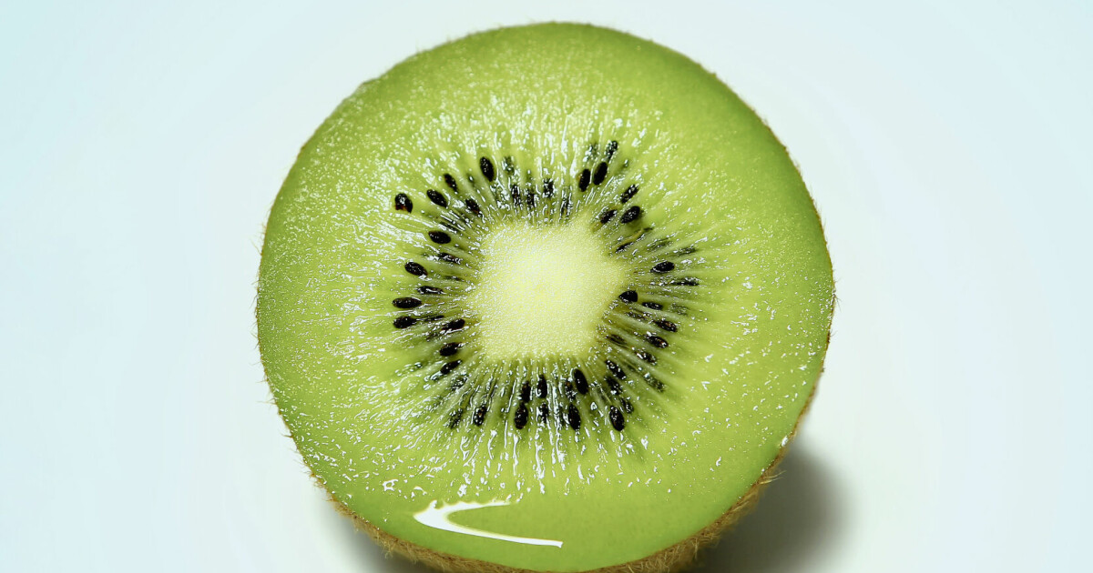 The best way to peel a kiwi