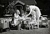 Prinsessan Sibylla tillsammans med de äldsta barnen i syskonskaran; prinsessorna Margaretha, Désirée och Birgitta, år 1941. Här leker de framför lekstugan på Haga Slott, som nu har gått i arv till kronprinsessan Victorias dotter Estelle.