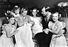 Året var 1946 när Sveriges nuvarande kung Carl XVI Gustaf kom till världen. Här sitter hans mor prinsessan Sibylla och hans far prins Gustaf Adolf med hela barnaskaran. Döttrarna från vänster: Margaretha, Christina, Désirée och Birgitta.