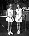 Prinsessorna Désirée (t.v.) och Birgitta spelade tennis på kungliga semestertillflykten Solliden år 1956.