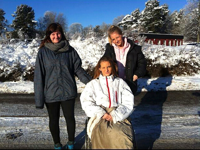 Andrea Rasmussen hemma igen 2013 från sjukhuset med systrarna Ebba och Annie Rasmussen. Andrea Rasmussen hemma igen 2013 från sjukhuset med systrarna Ebba och Annie Rasmussen.