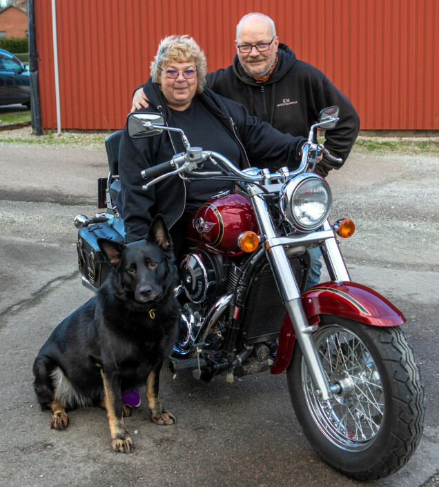 Jenny och Kim tillsammans med hunden Mimmi. Jenny och Kim tillsammans med hunden Mimmi.