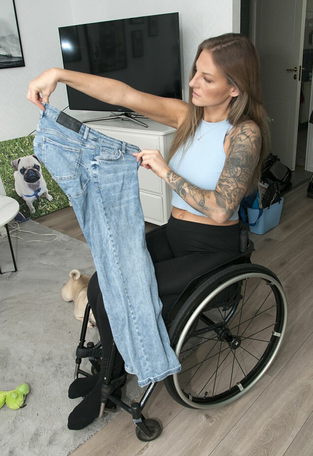 Andrea Rasmussen med specialdesignade jens för tjejer i rullstol trycker inte mot huden. Andrea Rasmussen med specialdesignade jens för tjejer i rullstol trycker inte mot huden.
