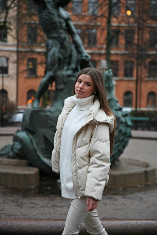 Maria Sur flydde kriget i Ukraina med sin mamma, hennes pappa blev tvungen att stanna i Ukraina. Maria Sur flydde kriget i Ukraina med sin mamma, hennes pappa blev tvungen att stanna i Ukraina.
