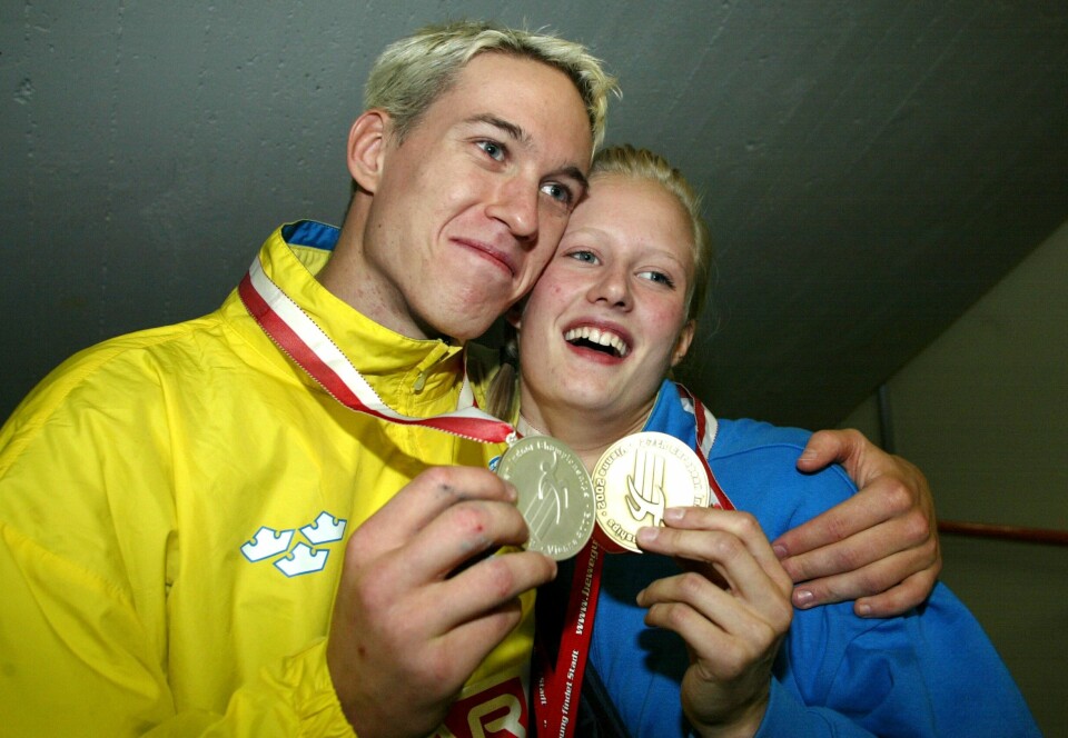 Patrik Kristiansson och Carolina Klüft visar upp sina respektive medaljer i samband med friidrotts-EM inomhus i Wien år 2002. Patrik Kristiansson och Carolina Klüft visar upp sina respektive medaljer i samband med friidrotts-EM inomhus i Wien år 2002.