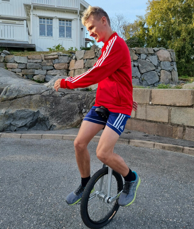 Oscar håller balansen på enhjuling. Oscar håller balansen på enhjuling.