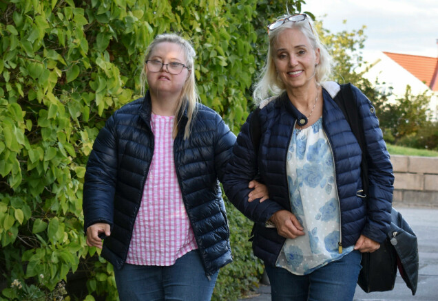 Anna-Karin och dottern Anna föredrar att ta promenader. Anna-Karin och dottern Anna föredrar att ta promenader.