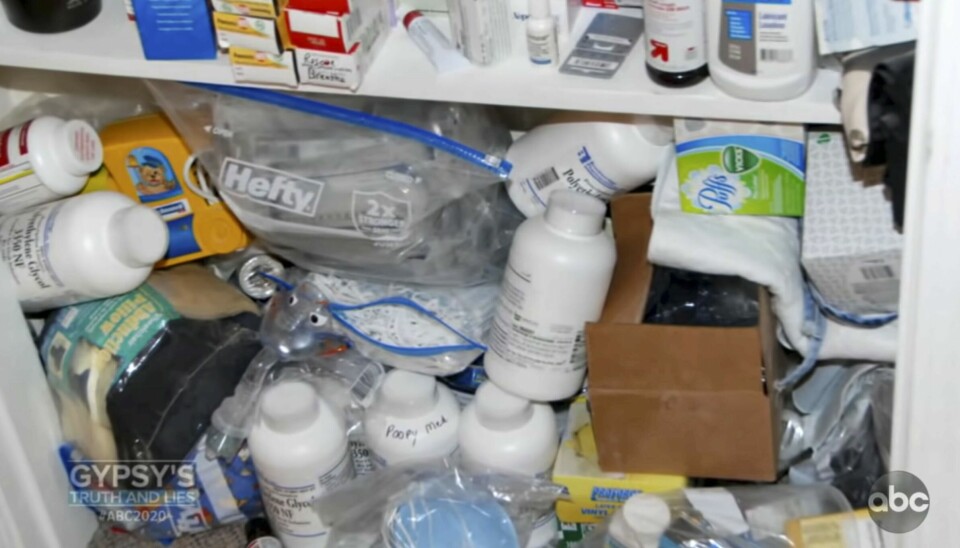 I hemmet hittade polisen enorma mängder mediciner som Dee Dee hade tryckt i Gypsy för att få henne att verka sjuk. I hemmet hittade polisen enorma mängder mediciner som Dee Dee hade tryckt i Gypsy för att få henne att verka sjuk.