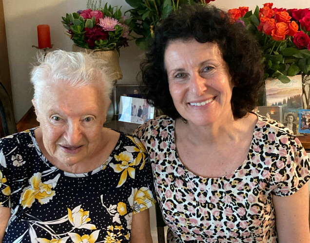 Av Annas äldre släktingar finns i dag bara en moster kvar, 100-åriga Roza som bor i Florida. Det är hennes historier som ligger till grund för boken. Av Annas äldre släktingar finns i dag bara en moster kvar, 100-åriga Roza som bor i Florida. Det är hennes historier som ligger till grund för boken.