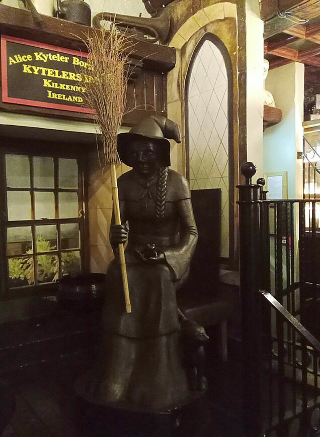 På värdshuset och puben Kyteler’s Inn i Kilkenny finns en staty av Alice som häxa. På värdshuset och puben Kyteler’s Inn i Kilkenny finns en staty av Alice som häxa.