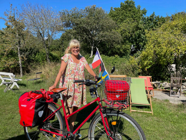 Eva cyklade till Paris på en vanlig damcykel, som hon packat så lätt hon kunde och dekorerat med de svenska, franska och afghanska flaggorna. Eva cyklade till Paris på en vanlig damcykel, som hon packat så lätt hon kunde och dekorerat med de svenska, franska och afghanska flaggorna.