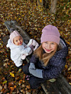 Den 7 juli överfölls 9-åriga Luna på väg hem från fritids och på ett ögonblick förändras hela familjens liv. Här med lillasyster Ylva.