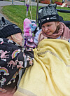 Luna och lillasyster Ylva. Hon log första gången hon kände igen Ylva på sjukhuset.