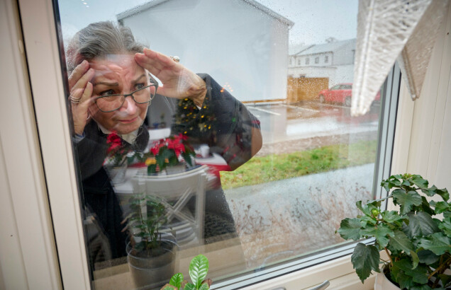 Margareth försökte få kontakt med Birgittas man, som också var dålig, genom fönstret. Margareth försökte få kontakt med Birgittas man, som också var dålig, genom fönstret.