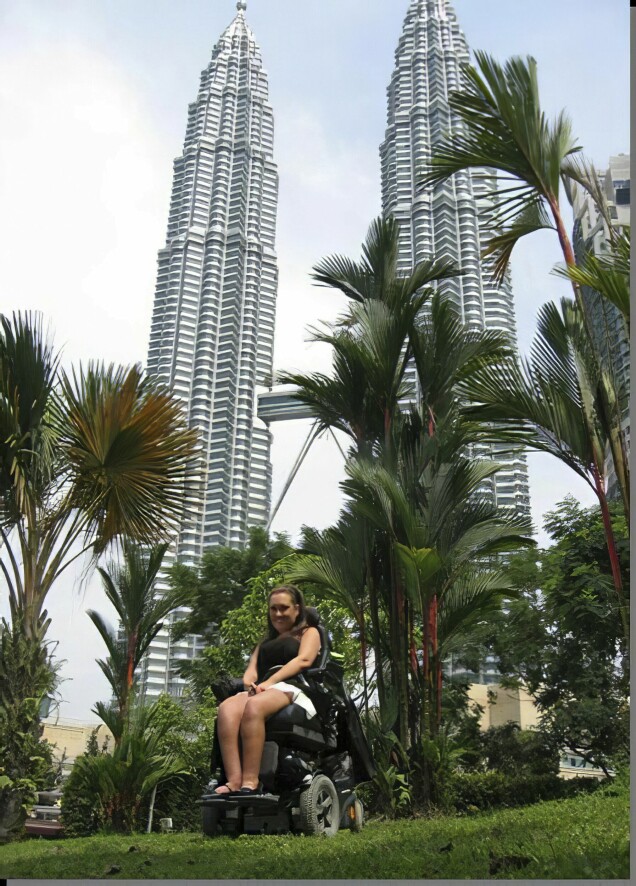 Framför Petronas Twin Towers i Kuala Lumpur innan hon begav sig ut i djungeln. Framför Petronas Twin Towers i Kuala Lumpur innan hon begav sig ut i djungeln.