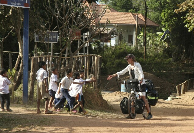 Ann möttes ofta av leenden och glada tillrop i Laos, här från några skolbarn i en liten by längs Mekongfloden 2017. Ann möttes ofta av leenden och glada tillrop i Laos, här från några skolbarn i en liten by längs Mekongfloden 2017.