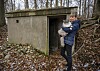 Hunden spårade Louies doft till en jordkällare. Där hittades han fastklämd.