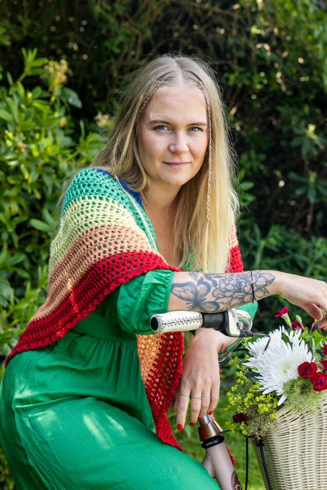 Sjalen är mjuk, luftig och lättvirkad. Silke, ull och mohair gör den superskön att bära över axlarna. Sjalen är mjuk, luftig och lättvirkad. Silke, ull och mohair gör den superskön att bära över axlarna.