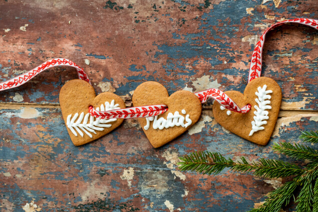 Det rara bandet blir sött att hänga upp pepparkakor eller julkulor i, men passar även bra runt julosten eller vid kuverten. Det rara bandet blir sött att hänga upp pepparkakor eller julkulor i, men passar även bra runt julosten eller vid kuverten.