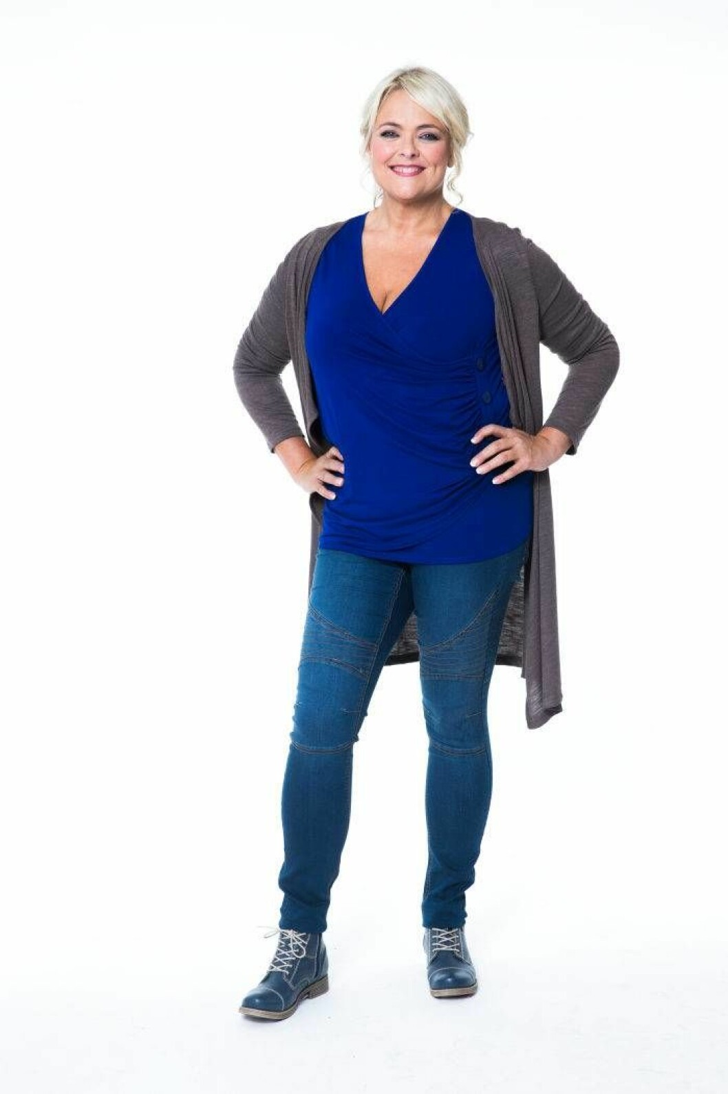 Smala byxor är snyggt till dig med äppelfigur. Liksom en topp med rynkad front som skapar vidd och förvillar runt mage och höft. Foto: Kristian Pohl Kvinna i smala jeans och långkofta.