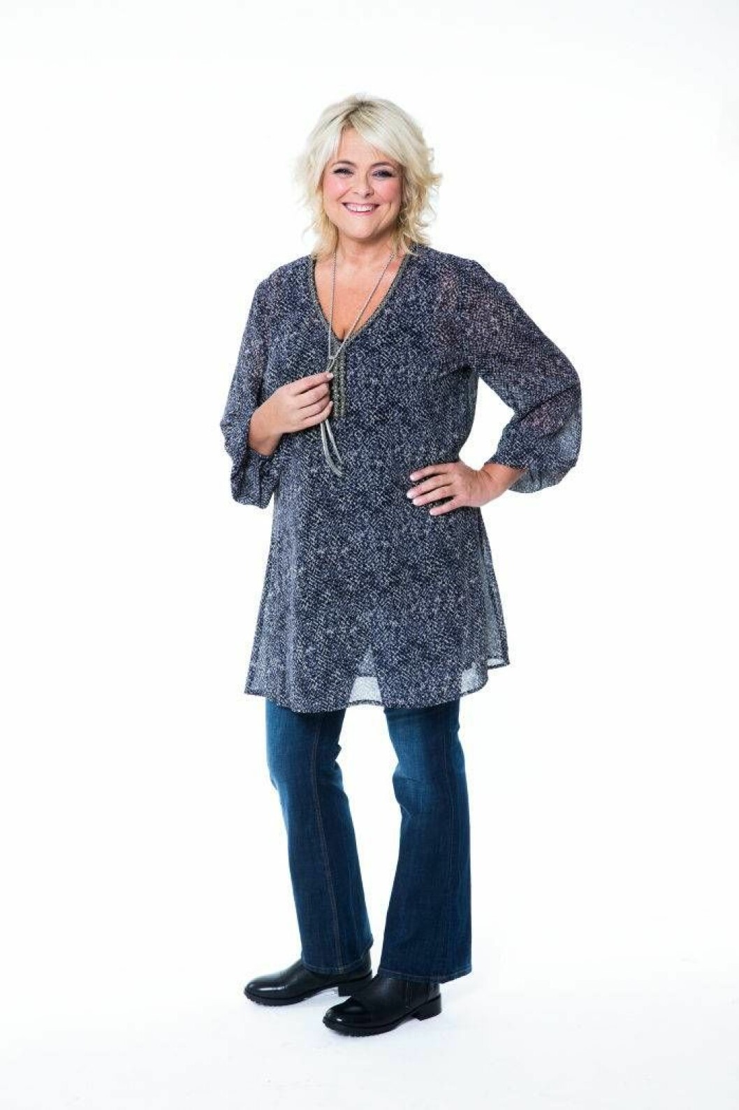 Tunika med vidd nertill döljer höfter och lår, lätt transparent ger den ett lättare intryck. Jeans som är lätt utsvängda nertill ger fina proportioner. Foto: Kristian Pohl Kvinna i tunika och bootcutjeans.